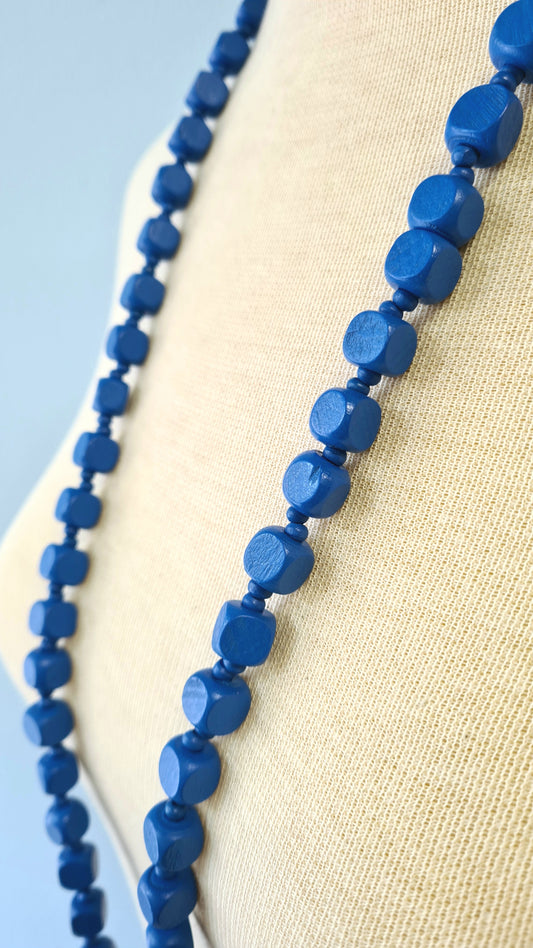 Sininen pitkä kaulakoru