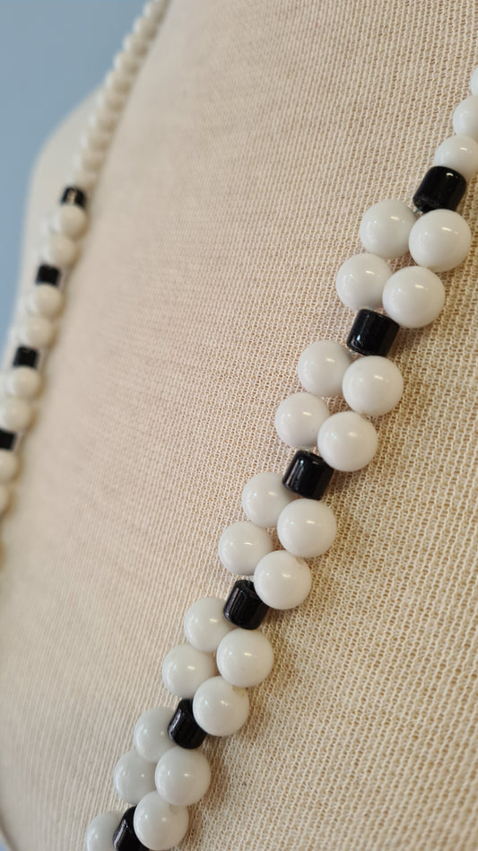 Mustavalkoiset muovihelmet kaulakoru