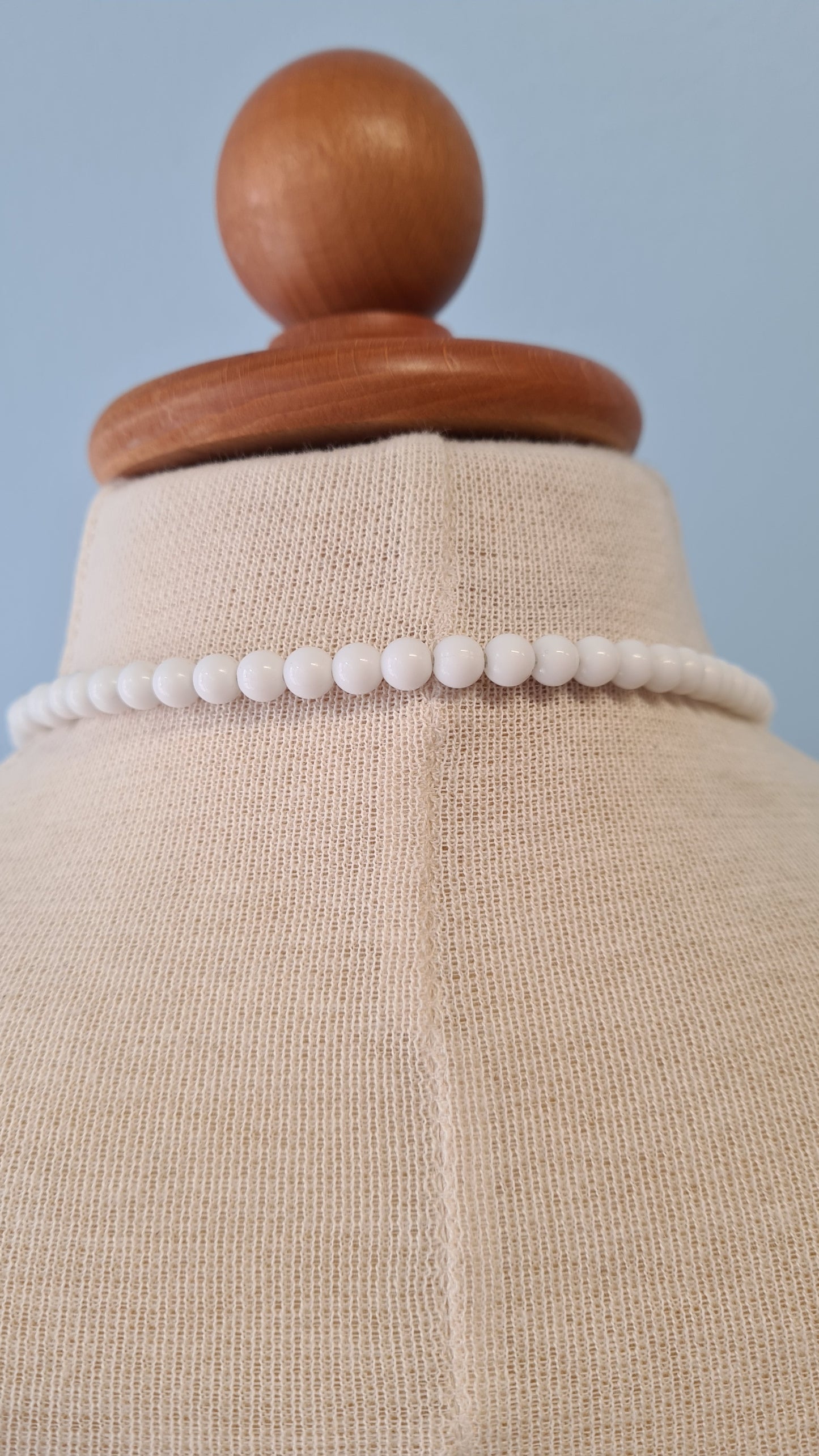 Mustavalkoiset muovihelmet kaulakoru