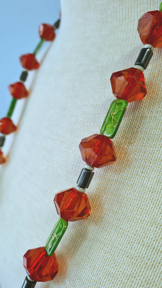 Punavihreä kaulakoru