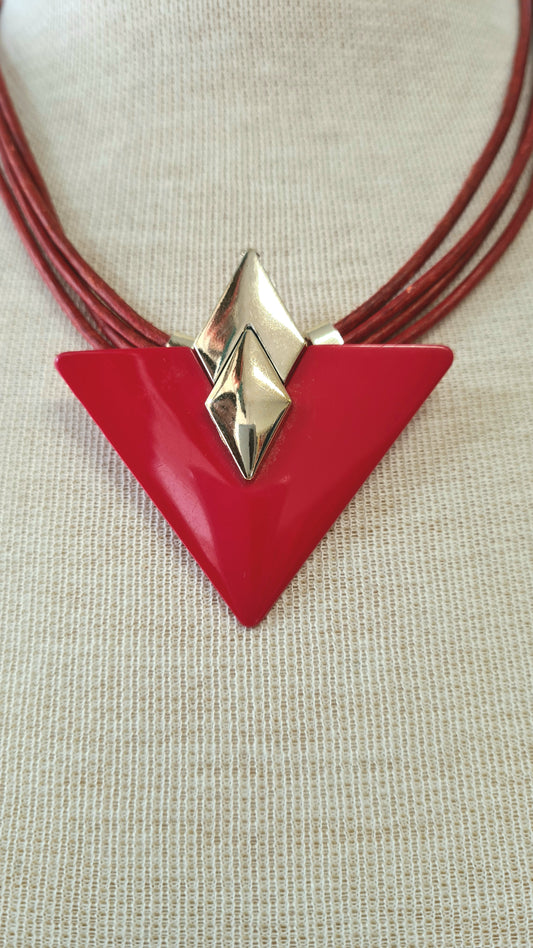 Punainen kolmio kaulakoru