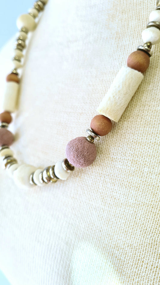 Vaalea monisävyinen kaulakoru