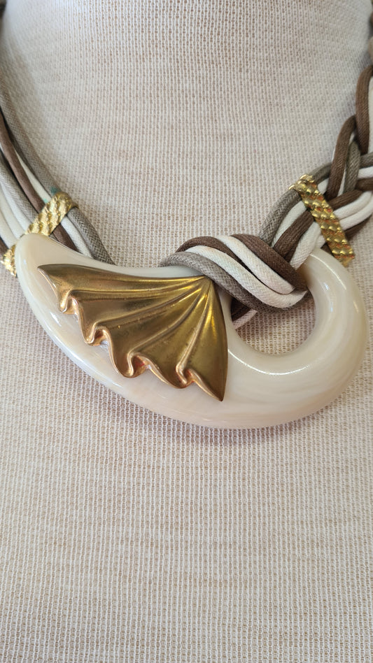 Vaalea monisävyinen kaulakoru