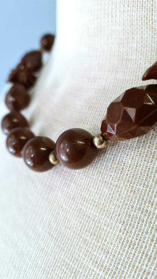 Ruskeat muovihelmet kaulakoru