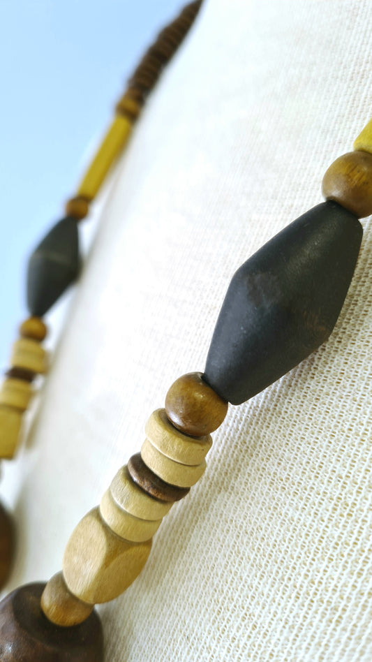 Ruskeat puuhelmet kaulakoru