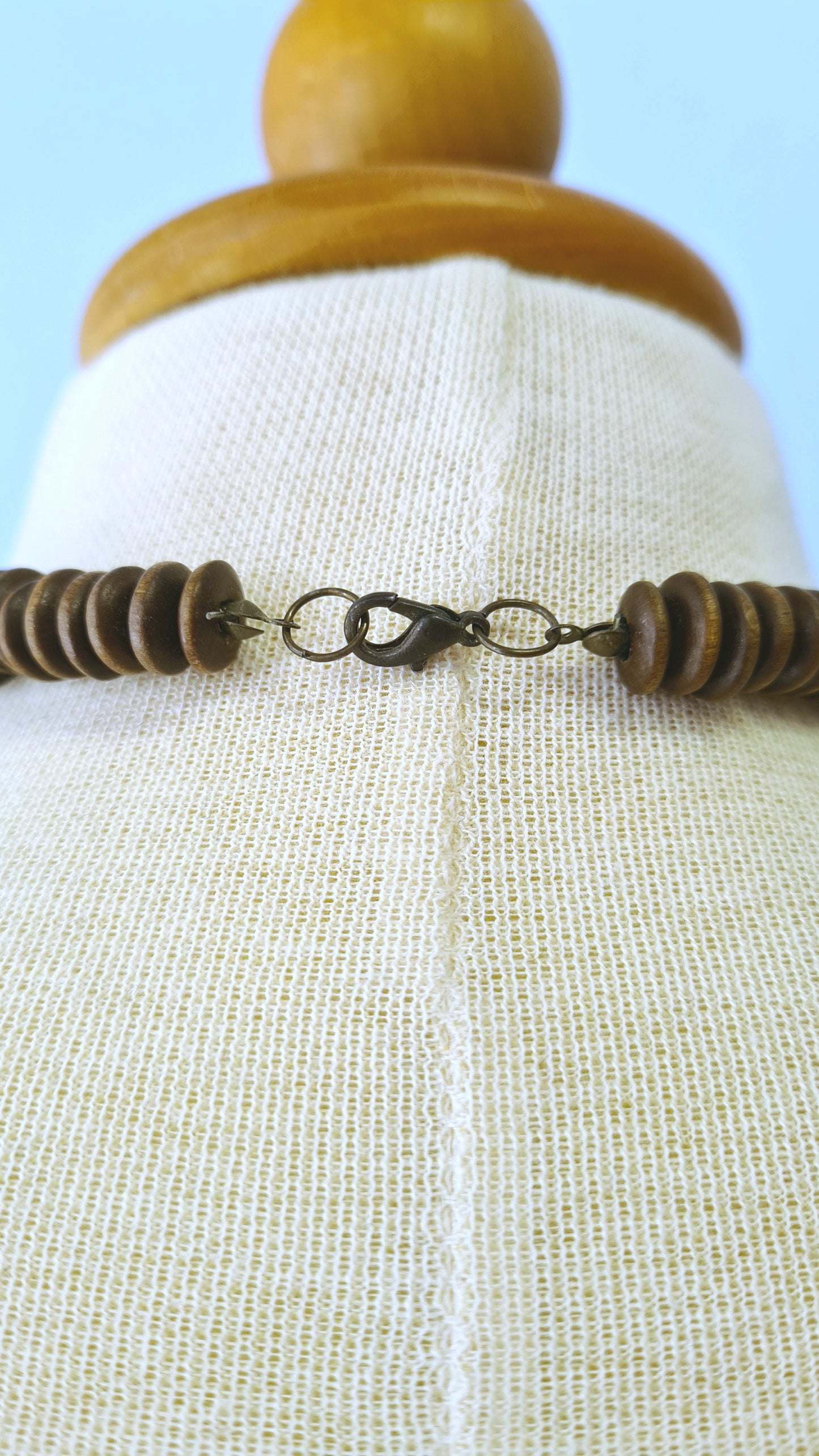 Ruskeat puuhelmet kaulakoru