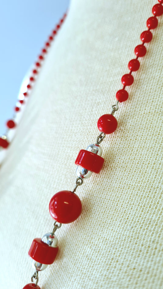 Punaiset koristeelliset pippurihelmet kaulakoru