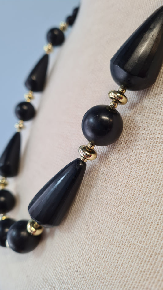 Mustat muovihelmet kaulakoru