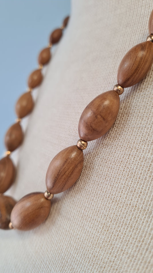 Vaaleat puuhelmet kaulakoru