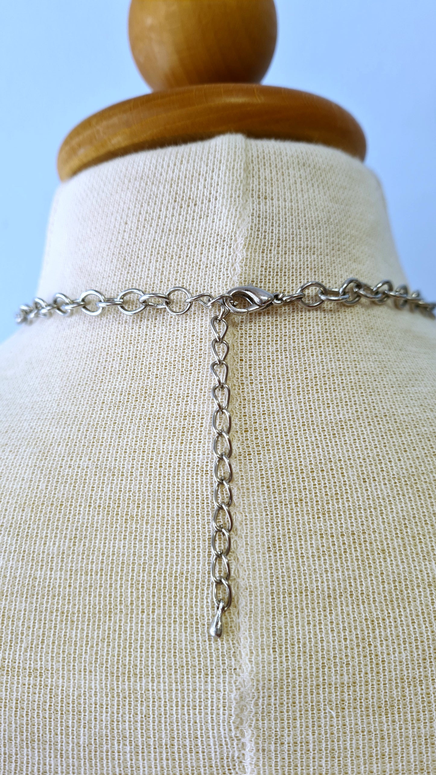 Vaaleanpunainen ja musta pallo kaulakoru