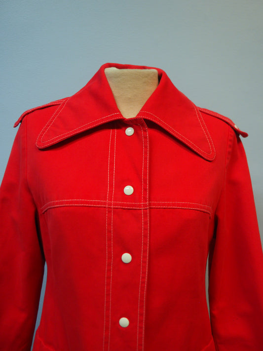 Punainen Naisten Pukutehtaan takki