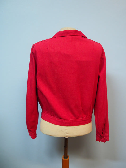 Punainen lyhyt takki