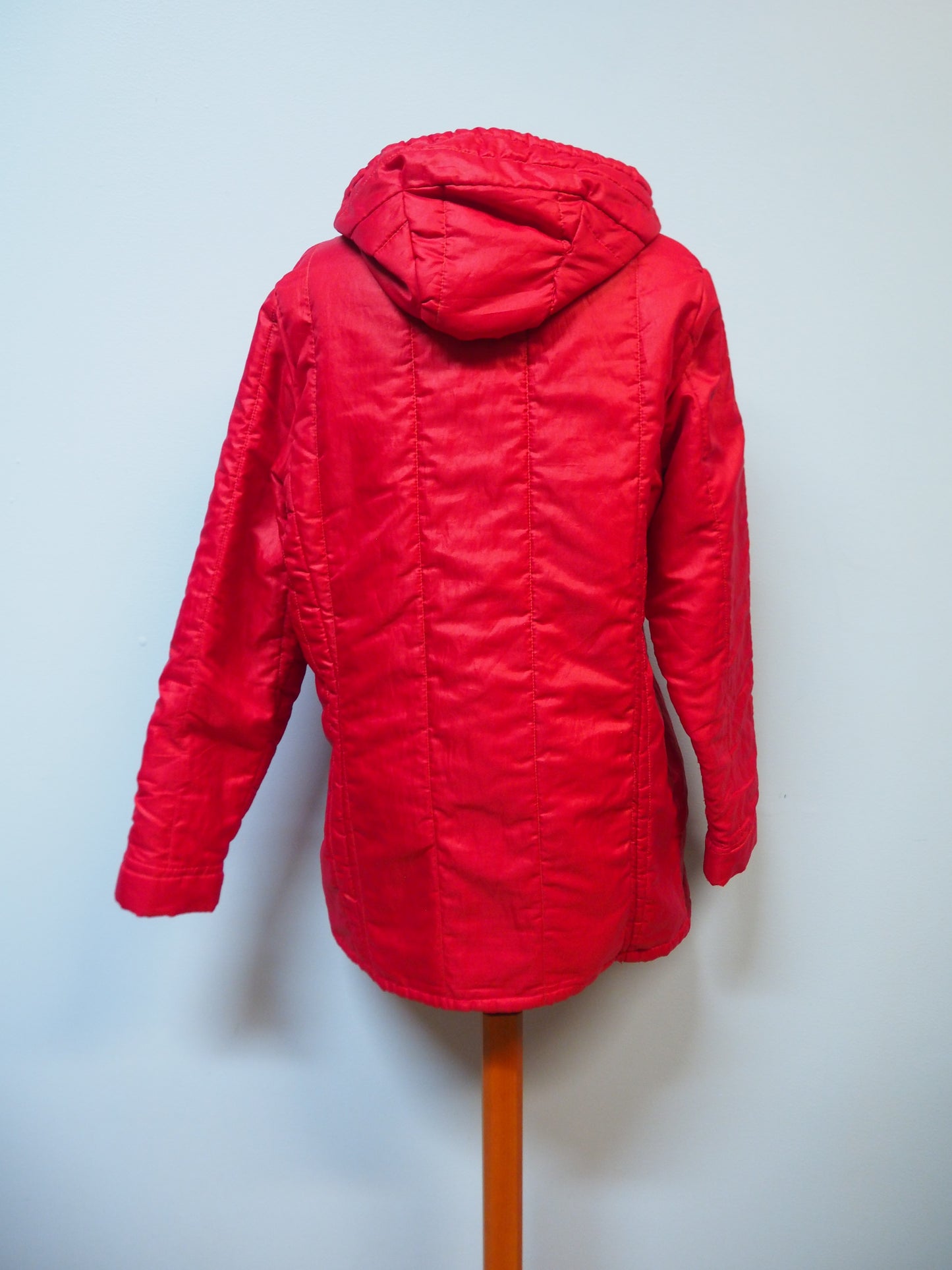 Punainen ohut takki
