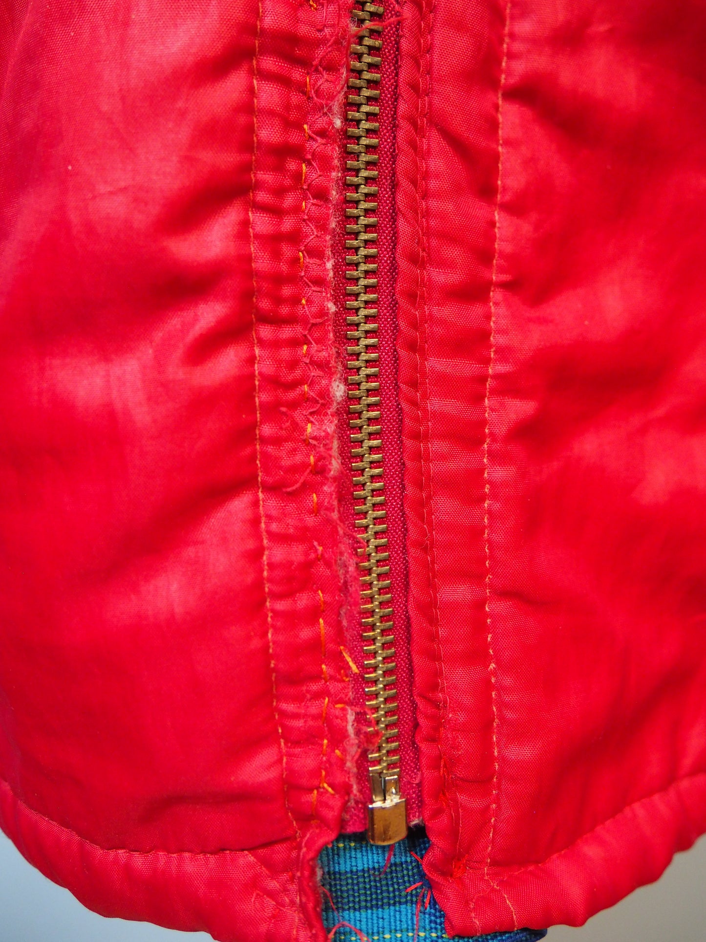 Punainen ohut takki
