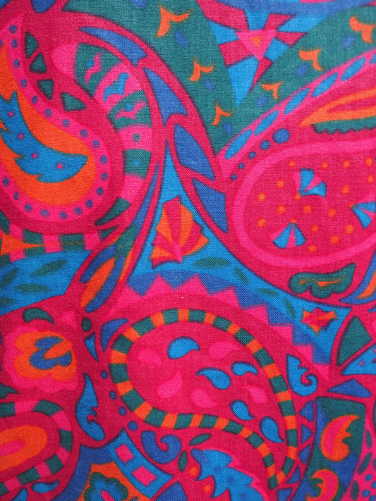 Monivärinen takki karvakauluksella