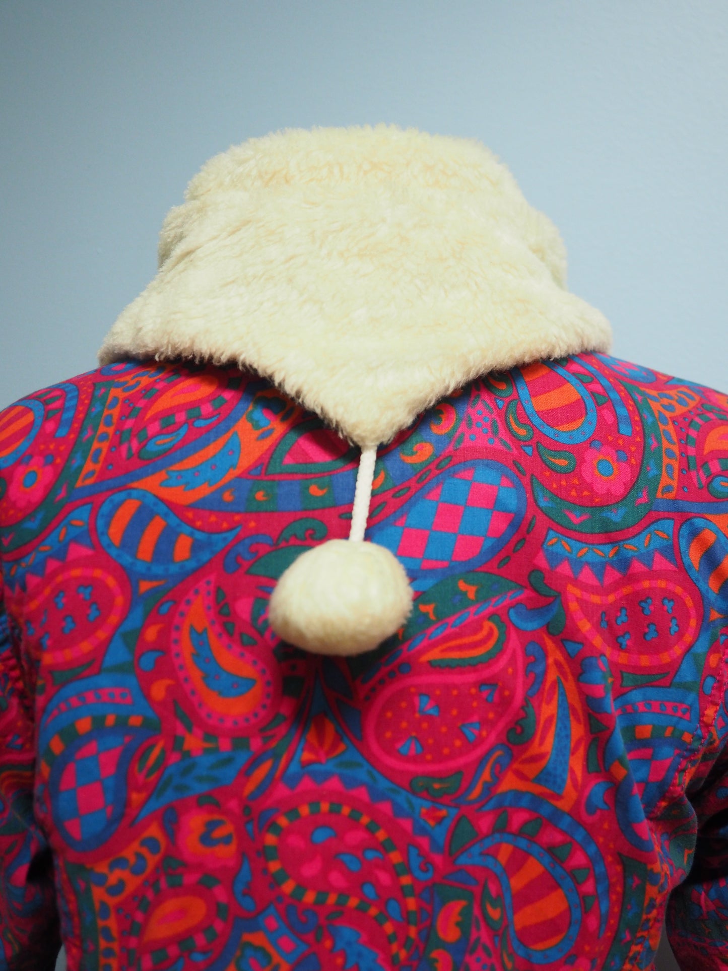 Monivärinen takki karvakauluksella