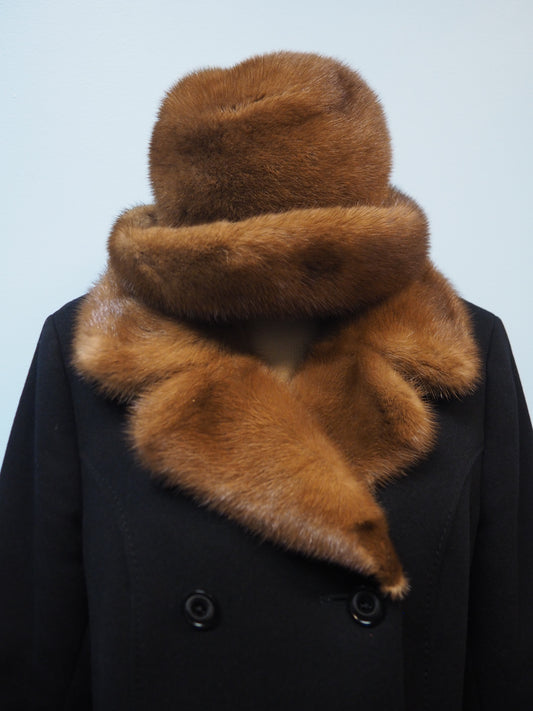 Musta takki turkiskauluksella sekä yhteensopiva hattu