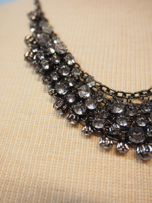 Tumma timantti kaulakoru