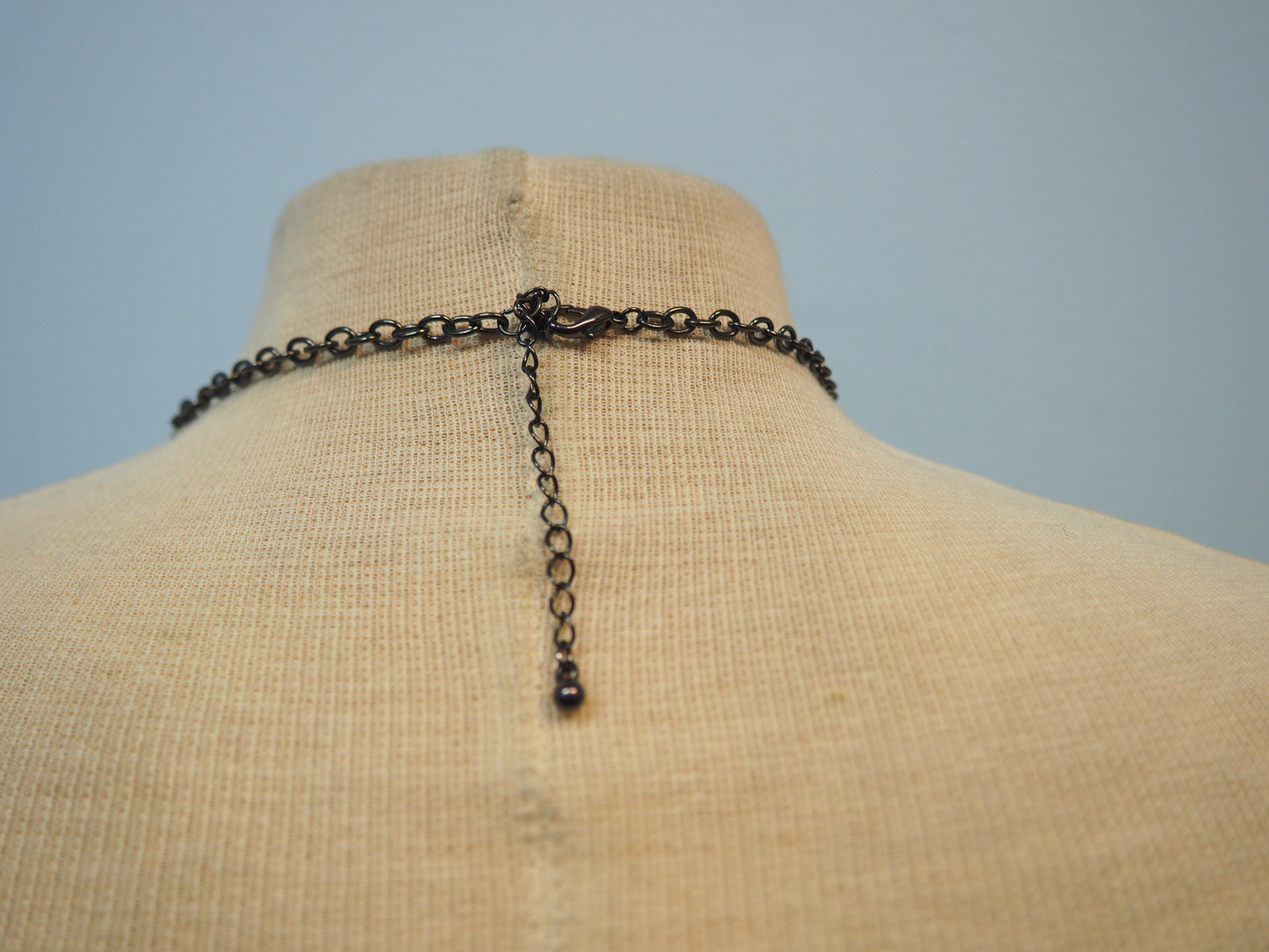 Tumma timantti kaulakoru