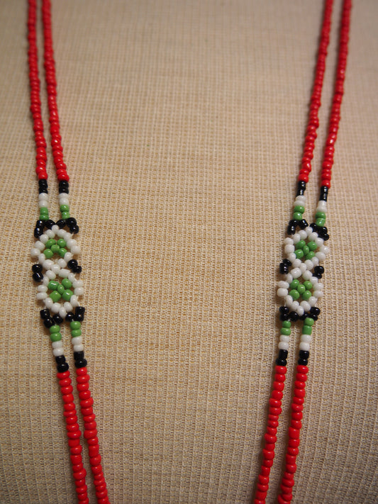 Monivärinen kaulakoru