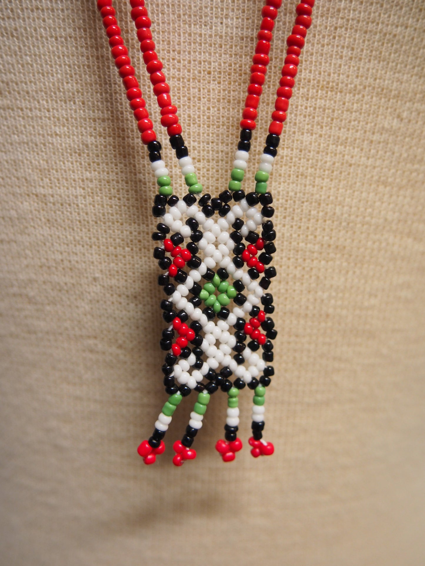 Monivärinen kaulakoru