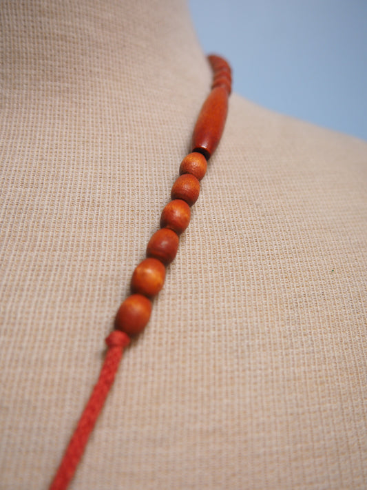 Oranssit puuhelmet kaulakoru