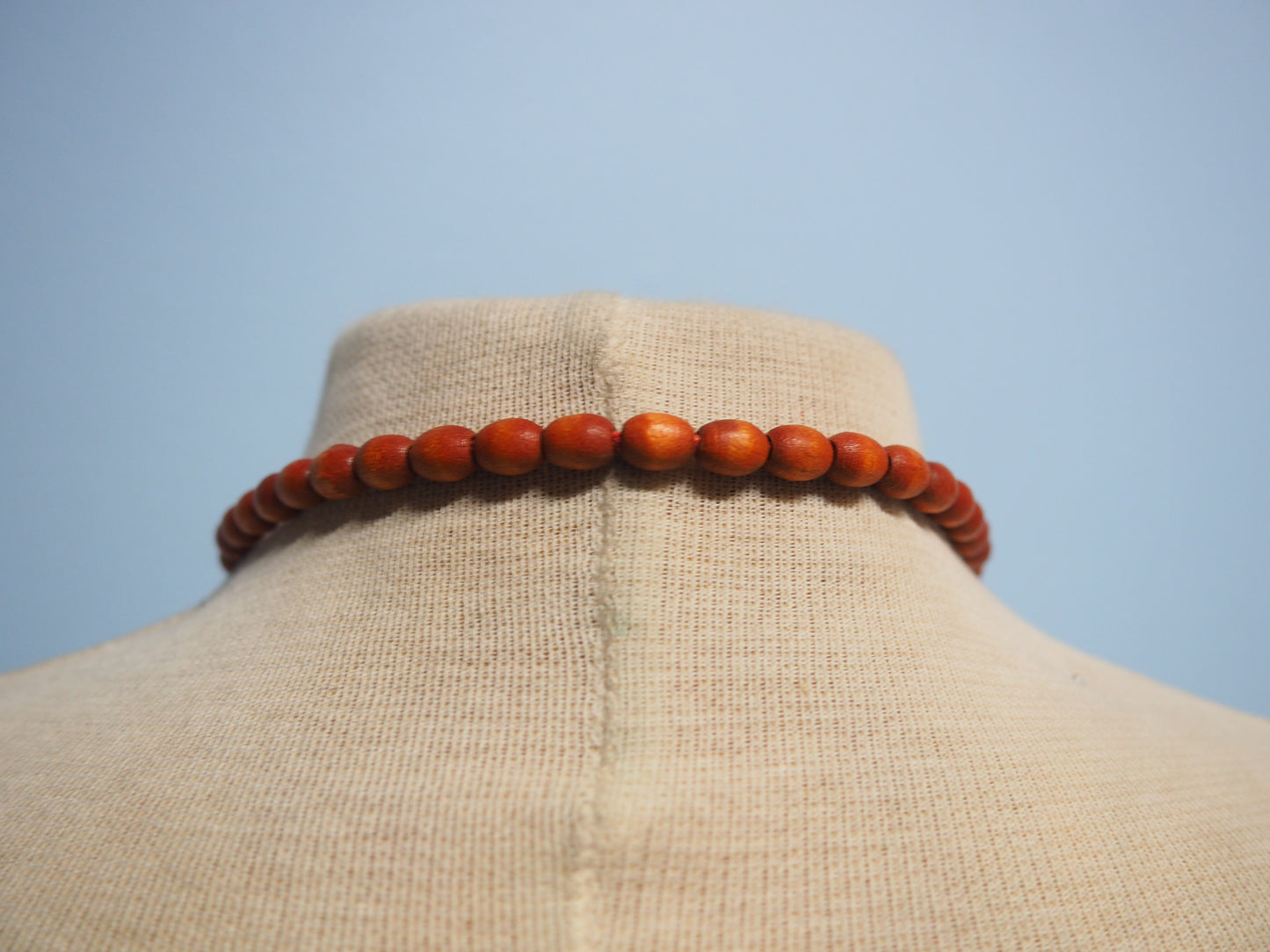 Oranssit puuhelmet kaulakoru