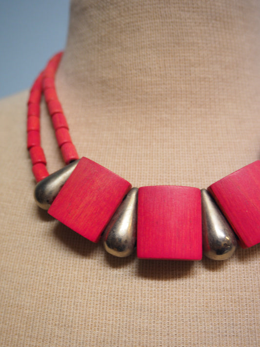 Haaleanpunainen kaulakoru