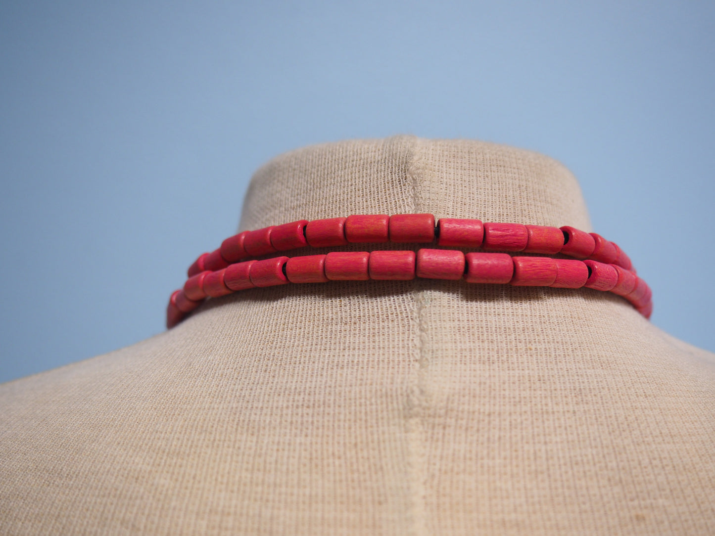 Haaleanpunainen kaulakoru