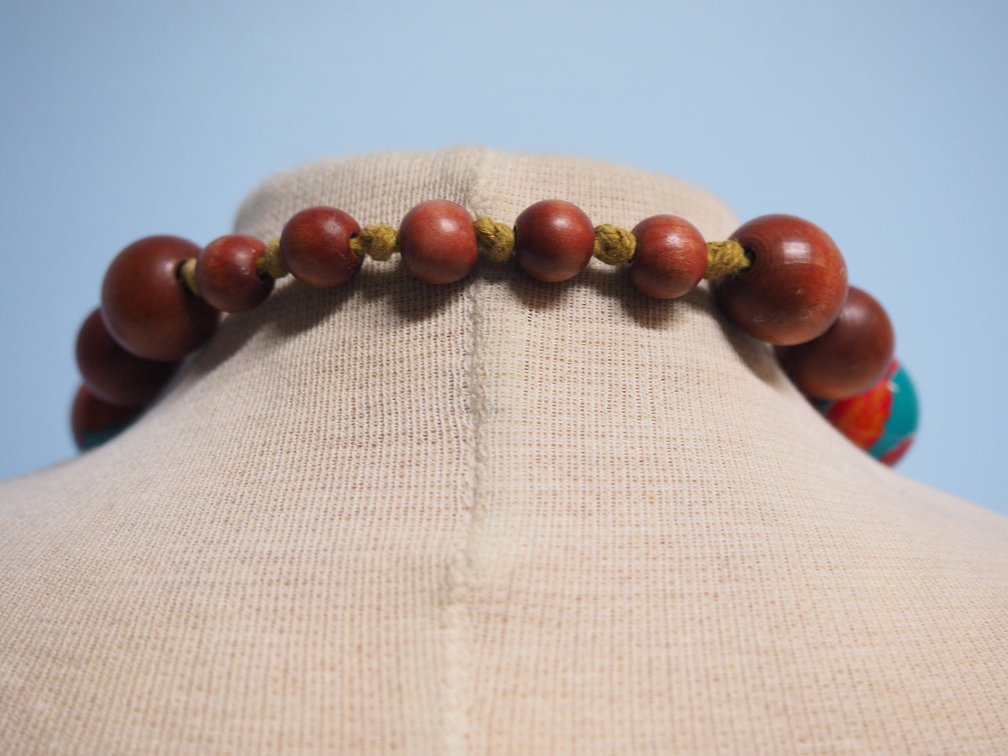 Ruskeat kuviolliset isot puuhelmet kaulakoru