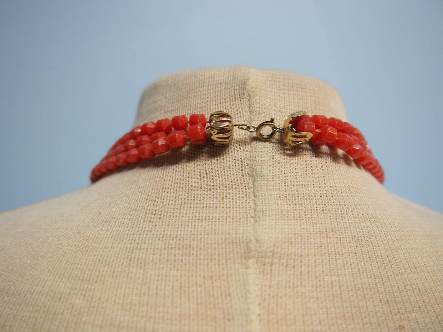 Vaaleanruskeat pitkät monikerroksiset muovihelmet kaulakoru