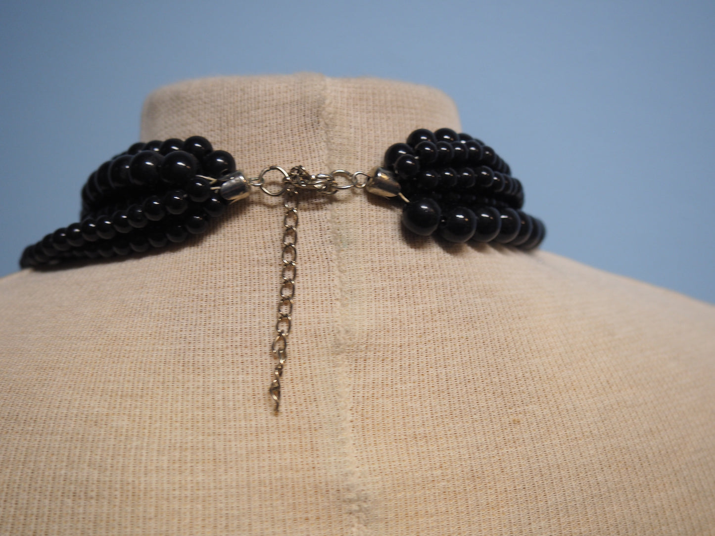 Mustat monikerroksiset muovihelmet kaulakoru