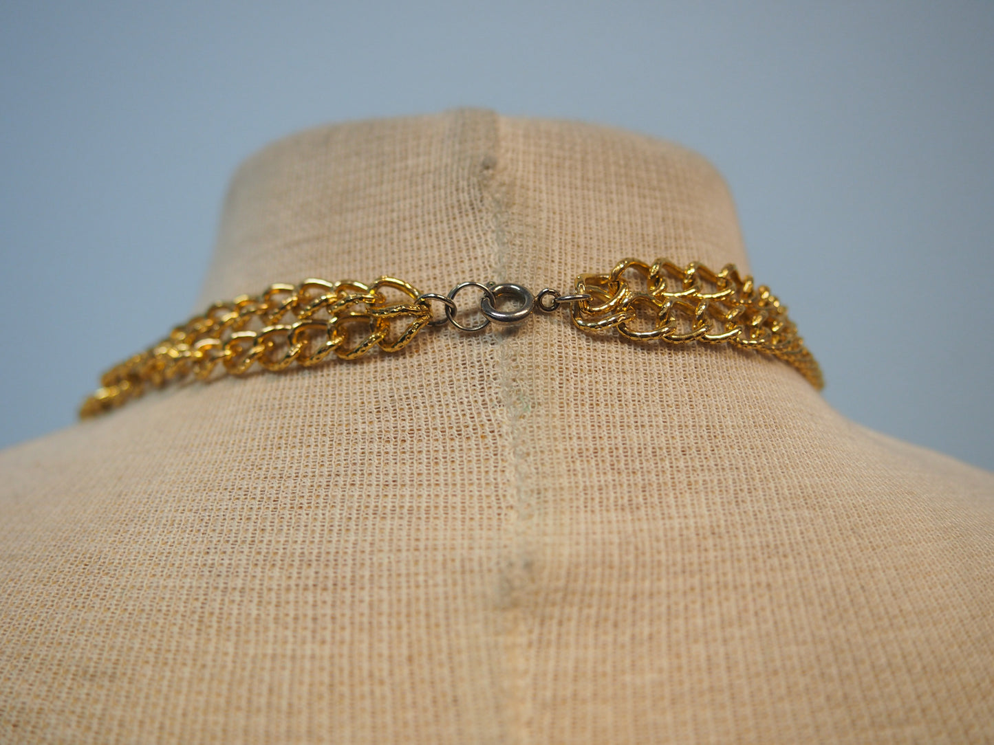 Kullansävyinen ketjukaulakoru