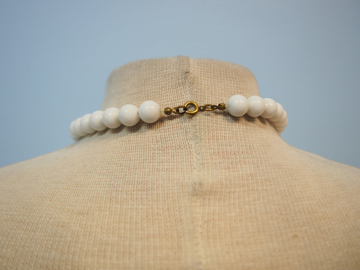 Valkoinen riipus muovihelmet kaulakoru