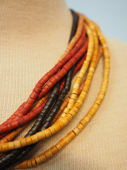 Monivärinen monikerroksinen kaulakoru