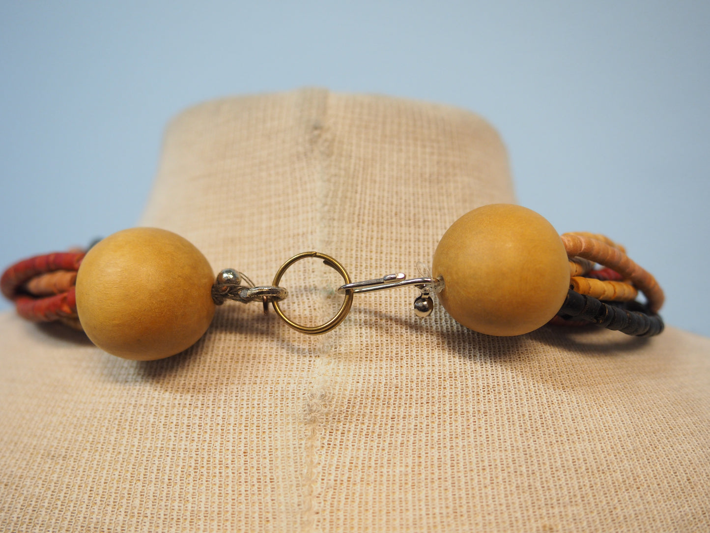 Monivärinen monikerroksinen kaulakoru