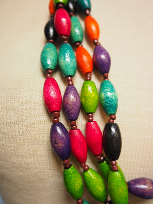 Monivärinen monikerroksinen kaulakoru