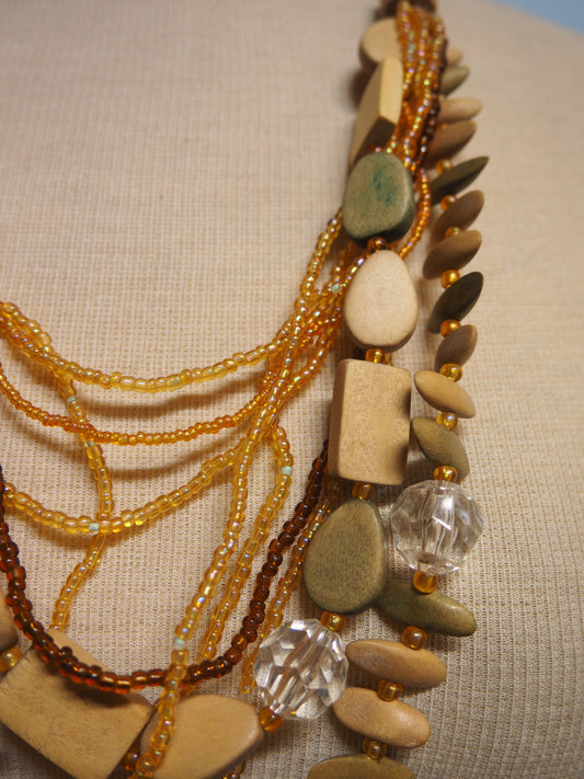 Vaalea monivärinen monikerroksinen kaulakoru