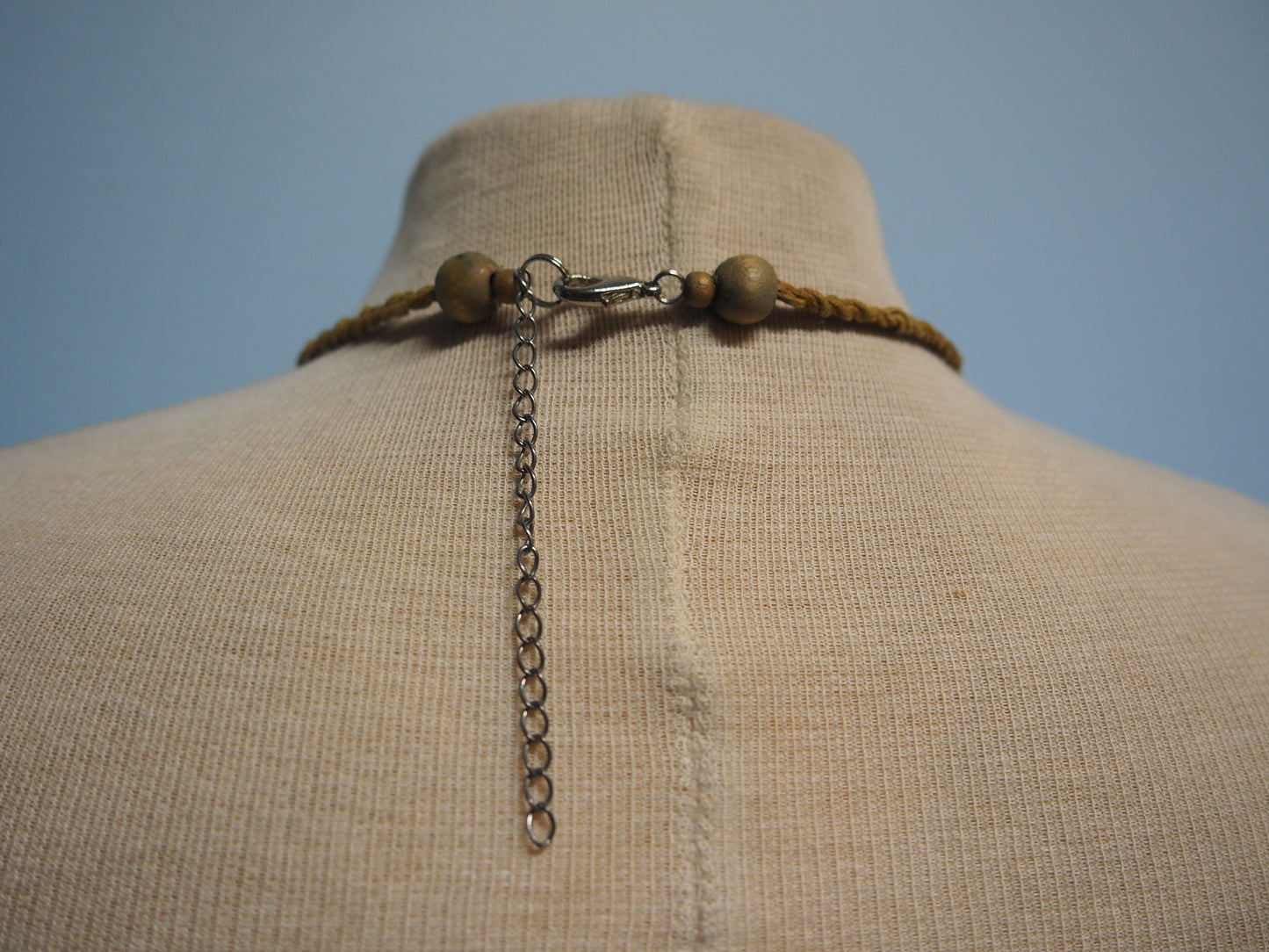 Vaalea monivärinen monikerroksinen kaulakoru