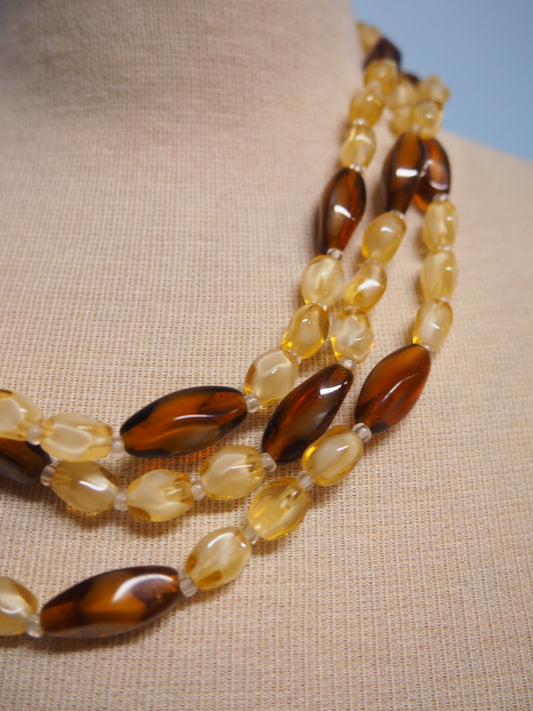 Monivärinen monikerroksinen kaulakoru