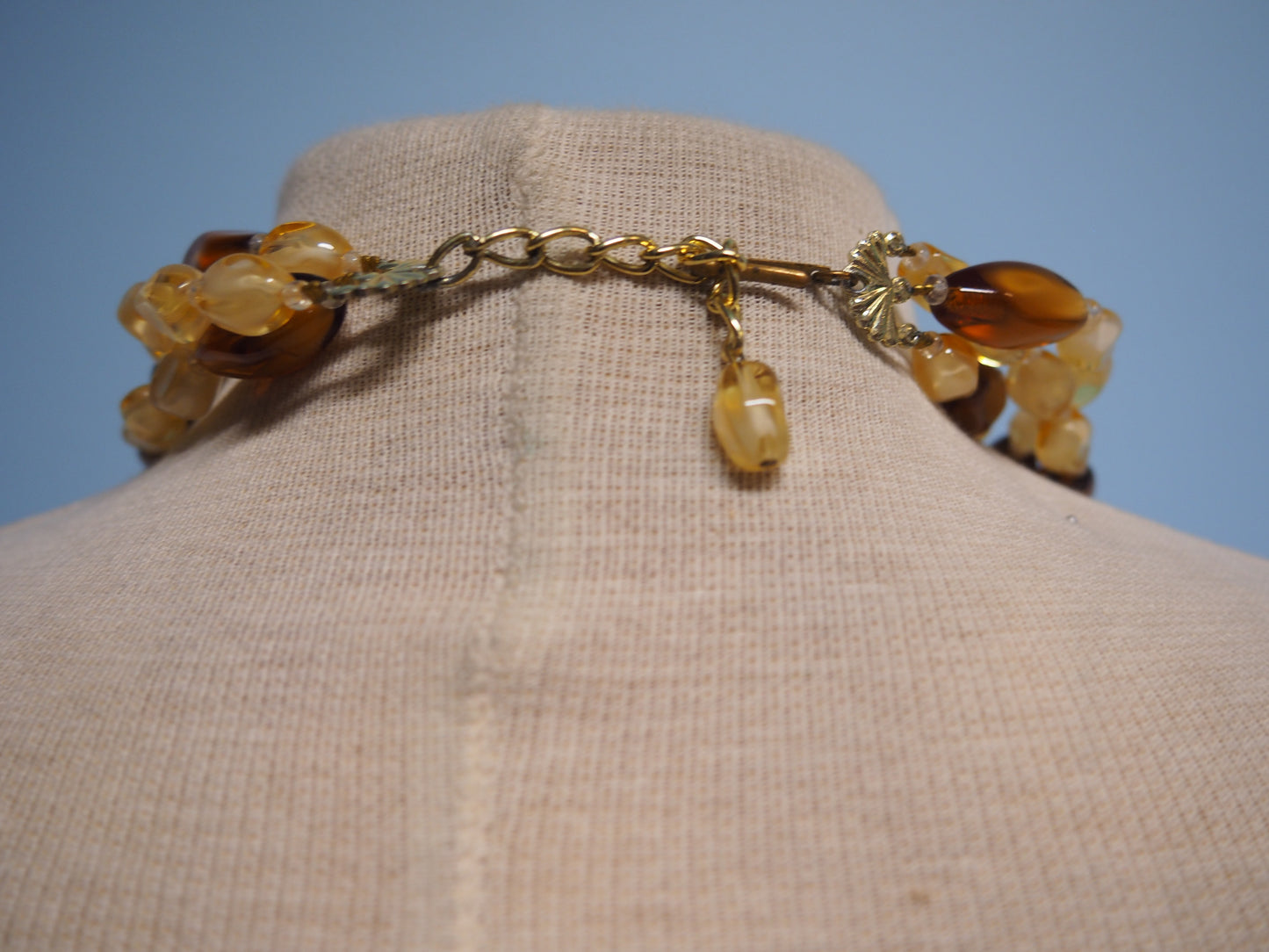 Monivärinen monikerroksinen kaulakoru