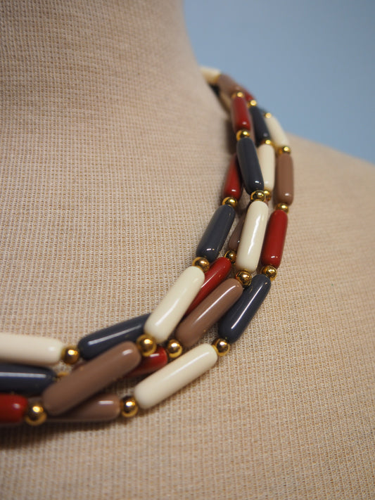 Monivärinen monikerroksinen kaulakoru