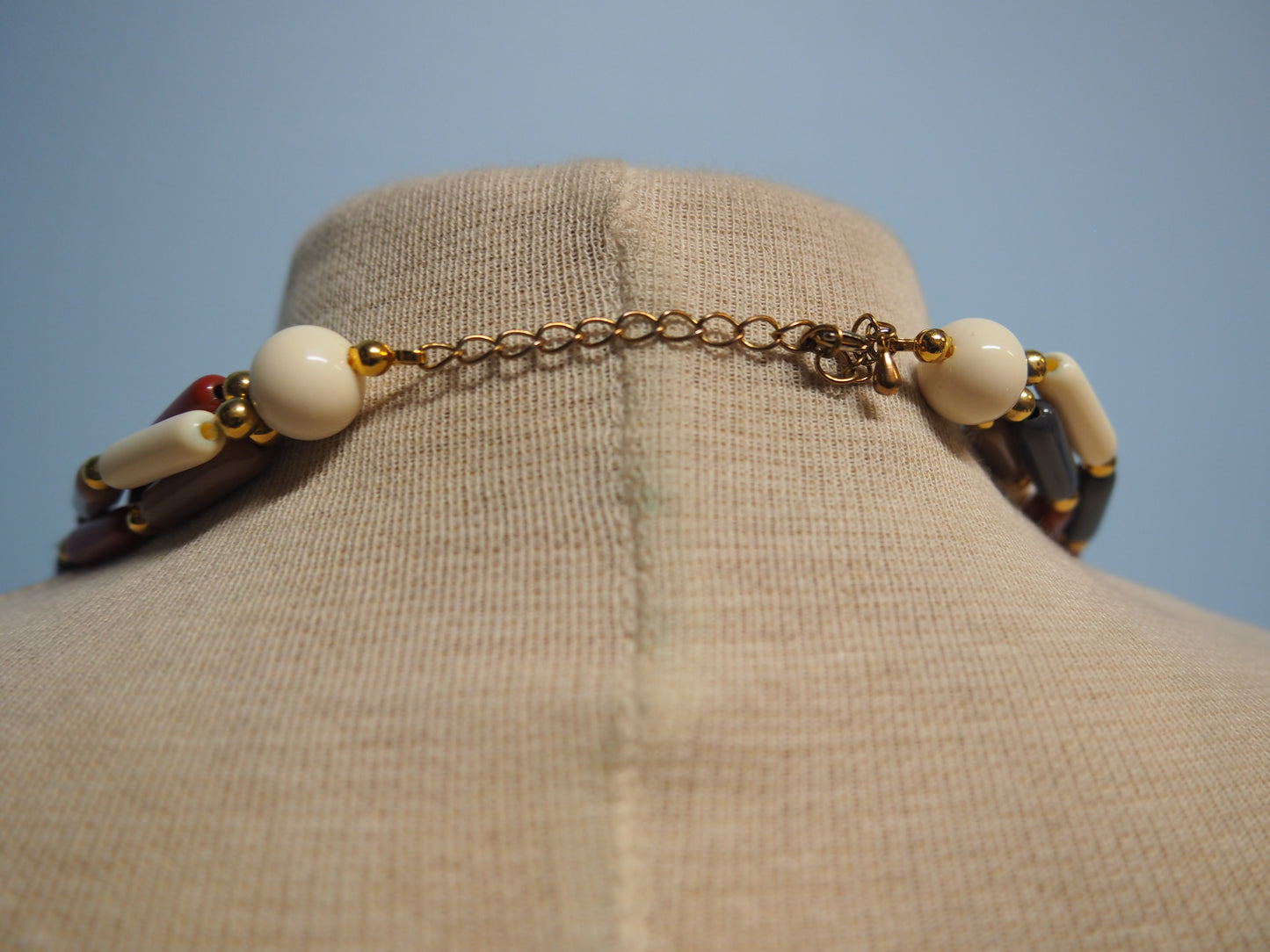 Monivärinen monikerroksinen kaulakoru