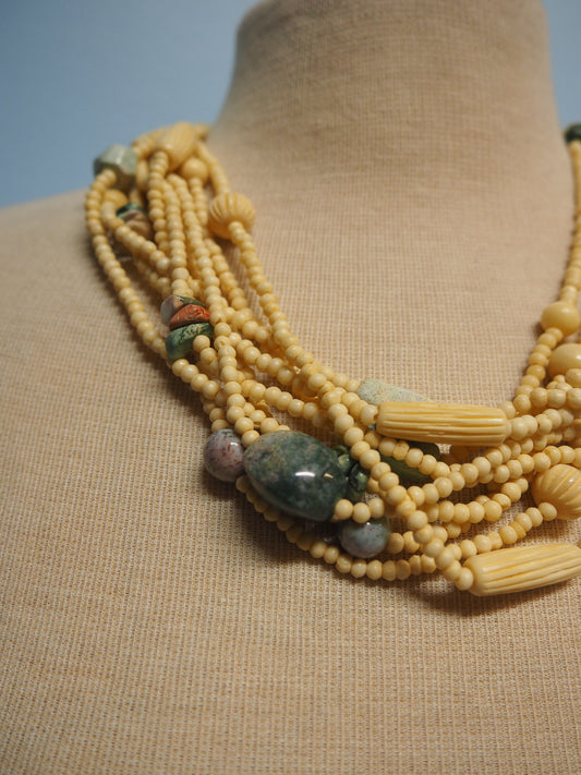 Vaalea monikerroksinen kaulakoru