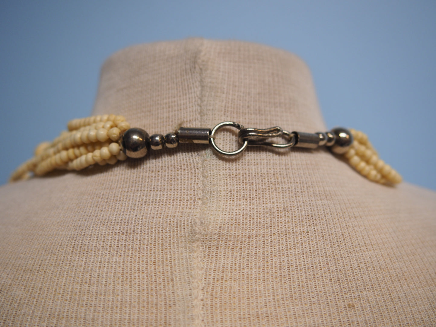 Vaalea monikerroksinen kaulakoru