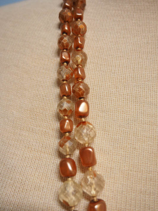 Vaalea monikerroksinen kaulakoru