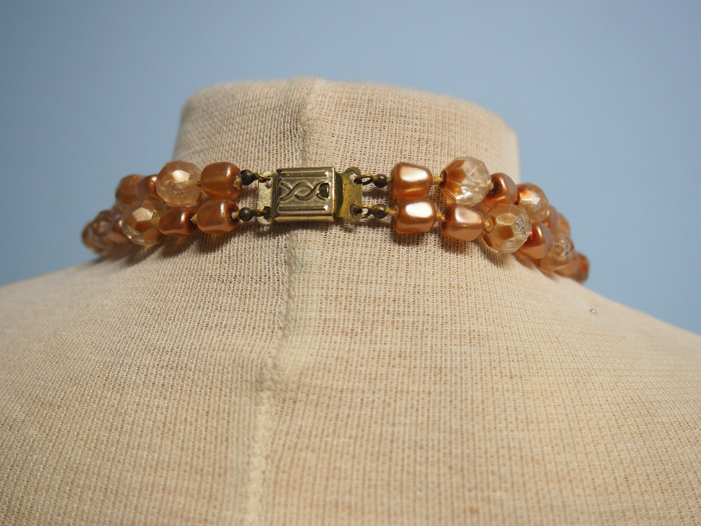 Vaalea monikerroksinen kaulakoru