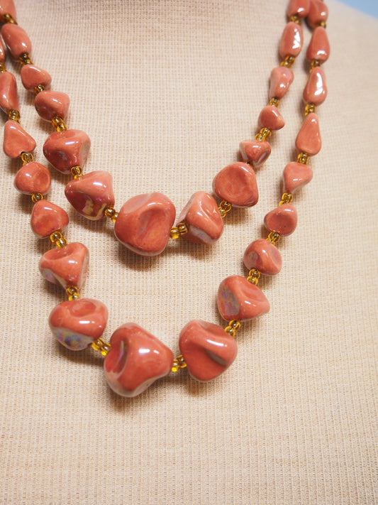 Monikerroksinen kaulakoru