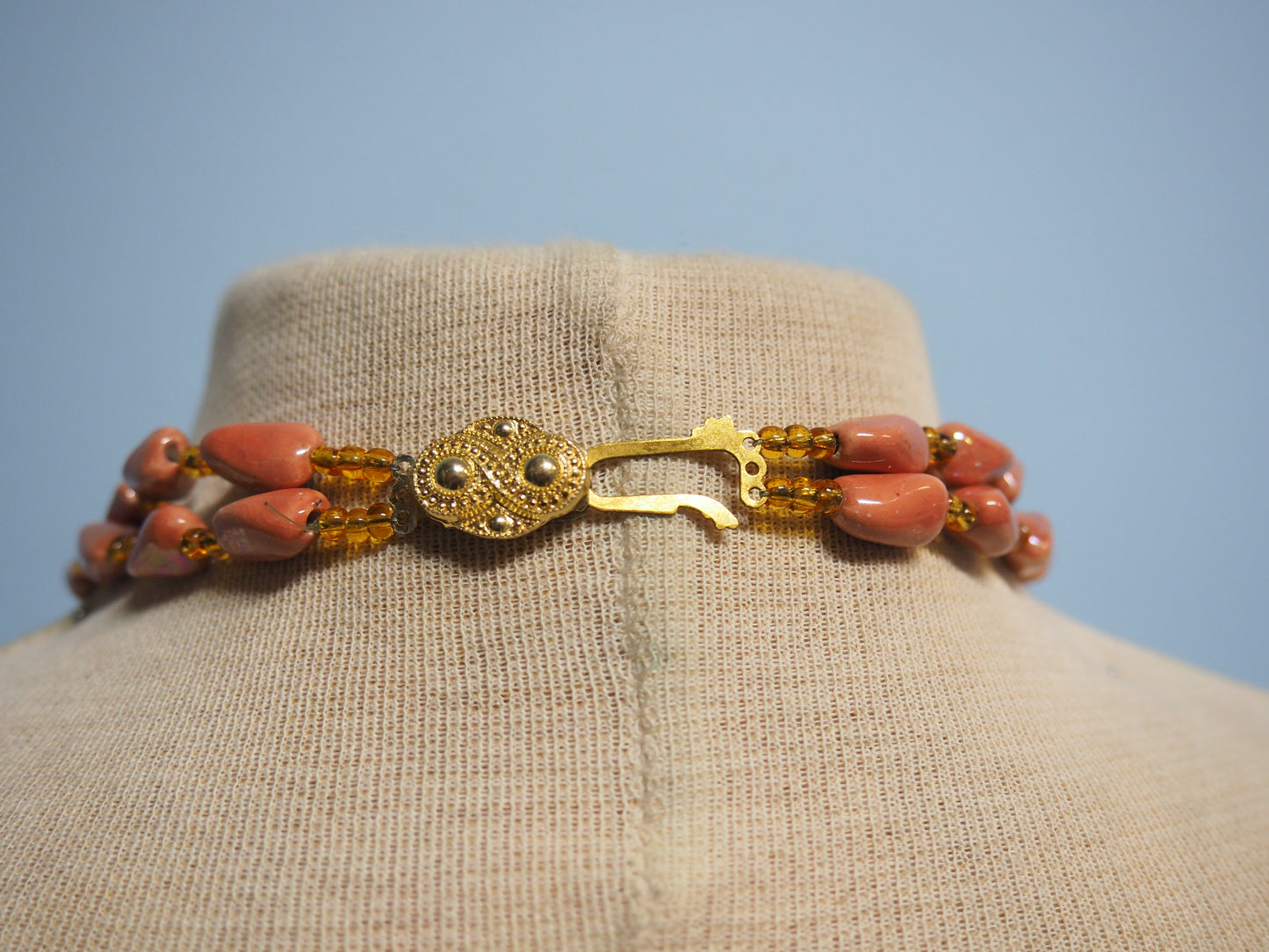 Monikerroksinen kaulakoru