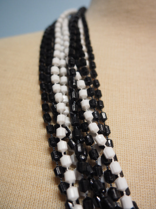 Mustavalkoinen monikerroksinen kaulakoru